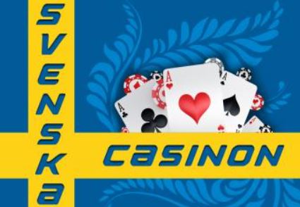 En svensk flagga med texten "Svenska casinon" och en mängd spelkort och spelmarker.